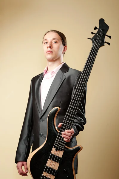 Porträt eines Musikers mit Bassgitarre — Stockfoto