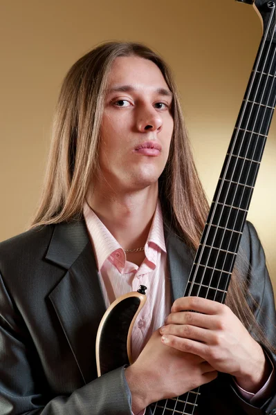 Portret muzyka z gitara basowa — Zdjęcie stockowe