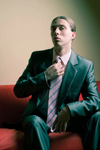 スーツを着たラフコリー深刻な男の肖像 — ストック写真