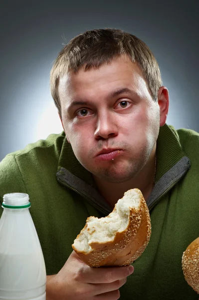 Porträt eines lustigen, korpulenten Mannes mit Flasche und Brot — Stockfoto