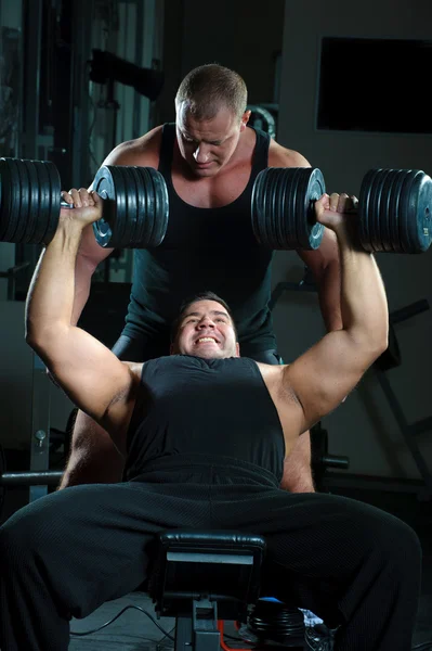 Zwei Bodybuilder trainieren im Fitnessstudio — Stockfoto