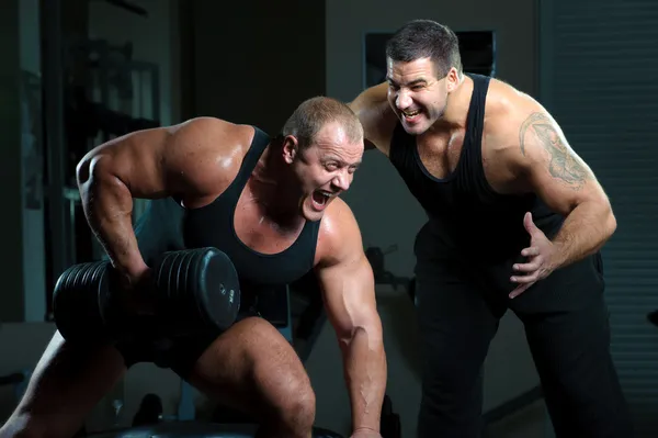 Two bodybuilders training in gym — Stock Photo, Image