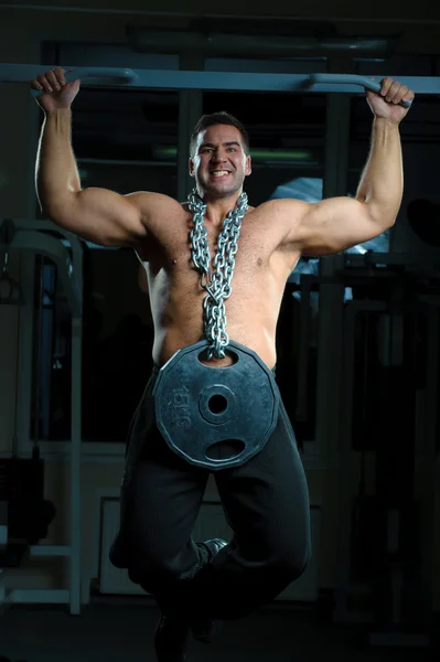 Entraînement de bodybuilder en salle de gym — Photo
