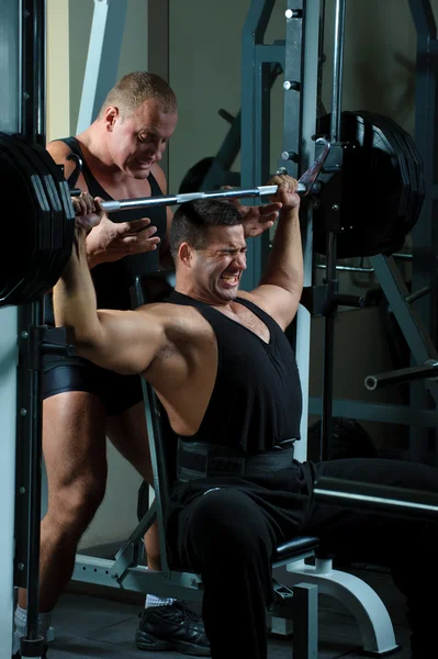 Two bodybuilders training in gym — Stock Photo, Image