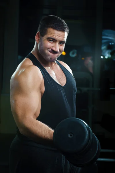 Kroppsbyggare tränar i gym — Stockfoto