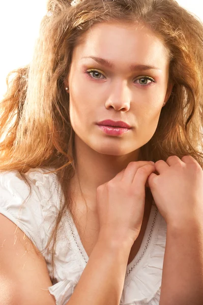 Ljusa mode porträtt av vacker ung kvinna — Stockfoto