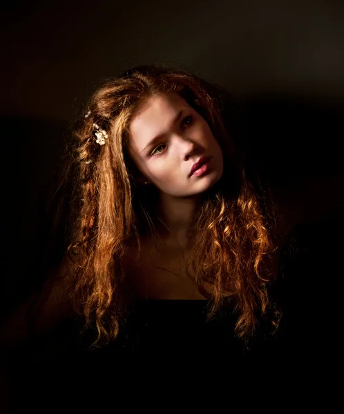 Módní portrét přitažlivé mladé ženy — Stock fotografie
