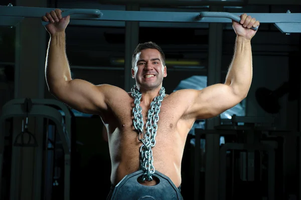 Entrenamiento de levantador de pesas en gimnasio —  Fotos de Stock