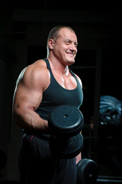 Kroppsbyggare tränar i gym — Stockfoto