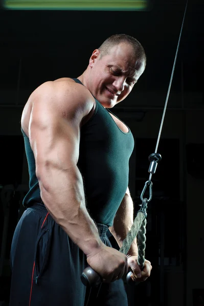 Eğitim spor salonunda vücut geliştirmeci — Stok fotoğraf