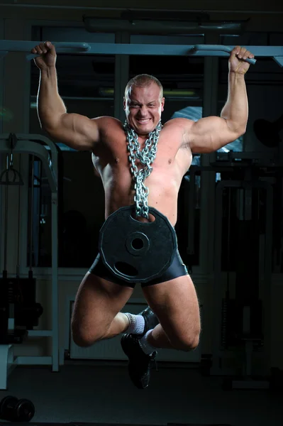 Entrenamiento de levantador de pesas en gimnasio — Foto de Stock