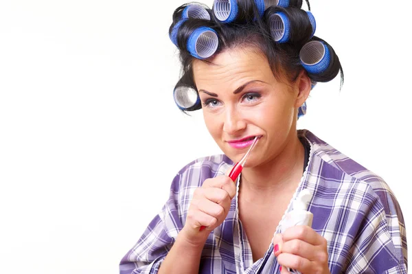 Displease housewife with tooth brush — Stock Photo, Image