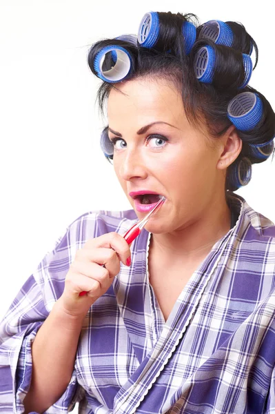 Недовольство домохозяйки зубной щеткой — стоковое фото