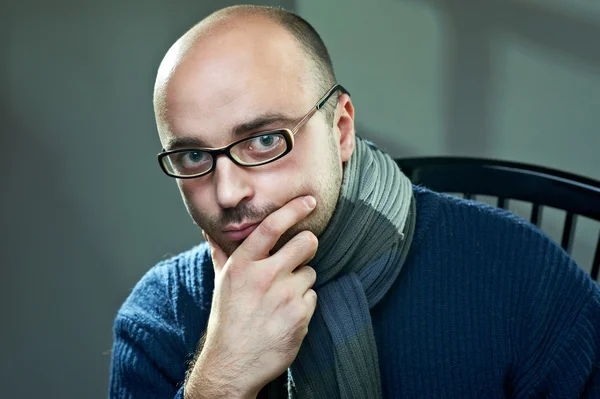 Gözlüklü kel bir adam portresi — Stok fotoğraf