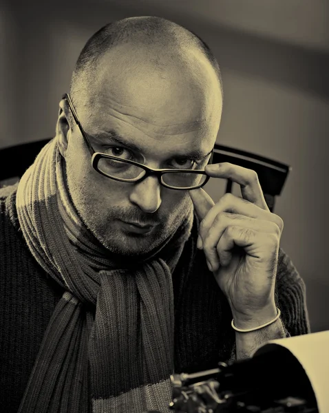 Gözlüklü kel bir adam portresi — Stok fotoğraf