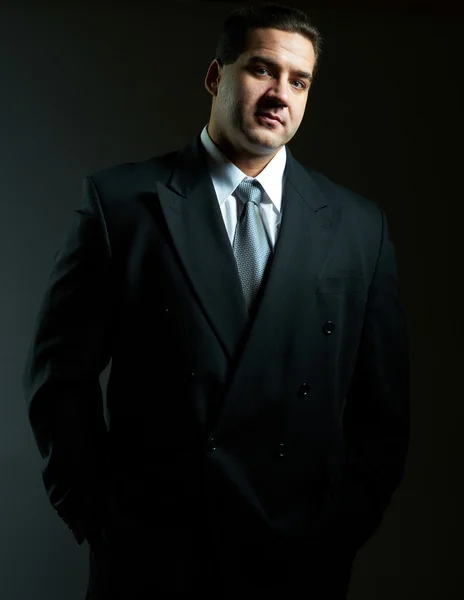 Csinos, elegáns fiatal férfi fekete öltöny sötét portréja — Stock Fotó
