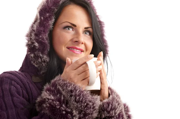 少妇在白色上孤立的一件毛衣 与热饮料杯 — 图库照片