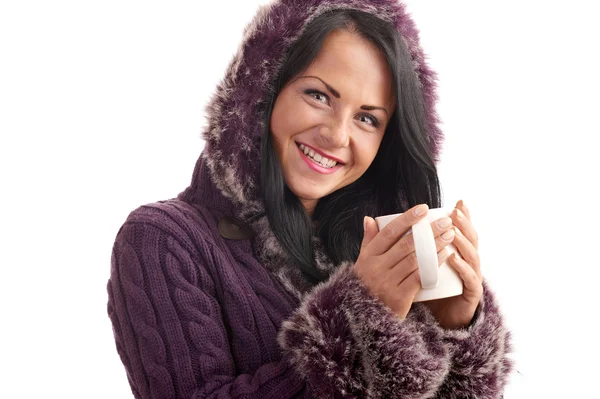 白で隔離されるセーターで若い女性 ホット飲料マグカップ — ストック写真