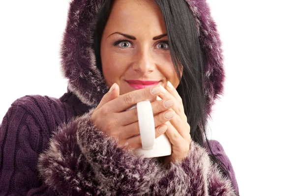少妇在白色上孤立的一件毛衣 与热饮料杯 — 图库照片