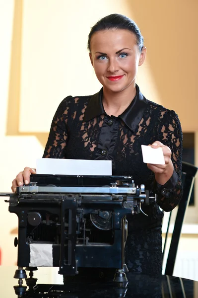 Young Pretty Woman Sitting Typewriter White Blank Card Hand — Stock Photo, Image