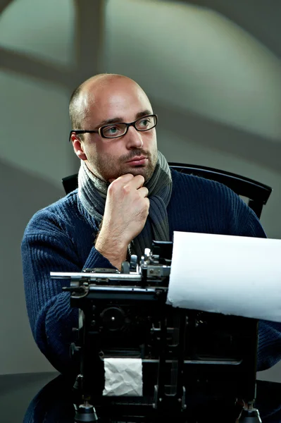Retrato Escritor Calvo Sentado Una Máquina Escribir —  Fotos de Stock