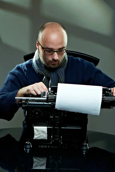 Portret Van Een Kale Schrijver Zittend Een Typemachine — Stockfoto