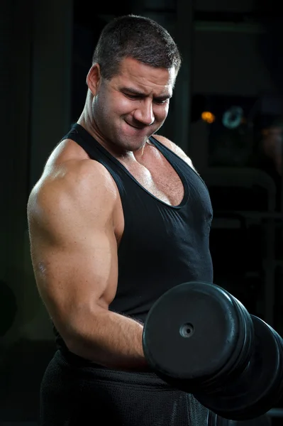 ジムで強い筋肉男訓練ボディ — ストック写真