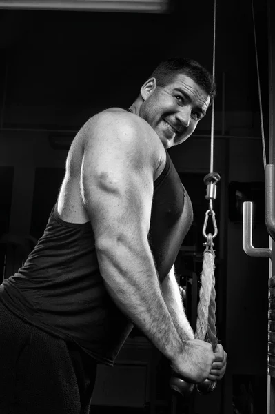 Сильный Мускулистый Мужчина Тренирует Тело Тренажерном Зале — стоковое фото