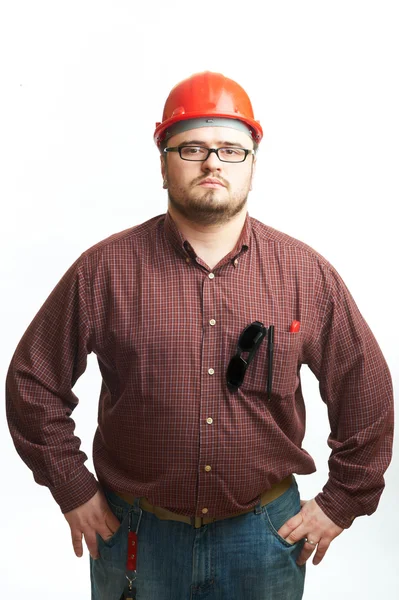 Σοβαρή ΚΑΤΑΣΚΕΥΑΣΤΗΣ με γυαλιά και κόκκινο σκληρό καπέλο — Φωτογραφία Αρχείου
