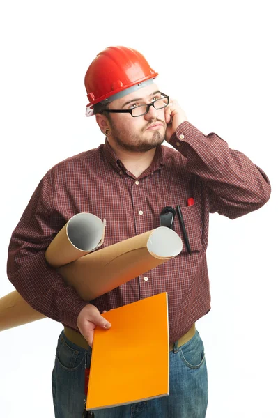 メガネと赤のハード帽子白で隔離されるエンジニア リングの図面で深刻なビルダー — ストック写真