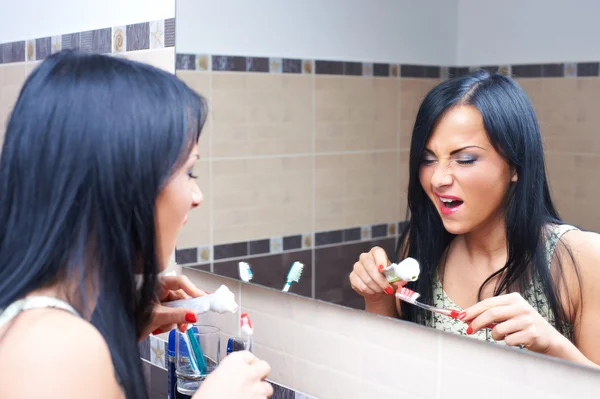 Donne vicino specchio lavarsi i denti — Foto Stock