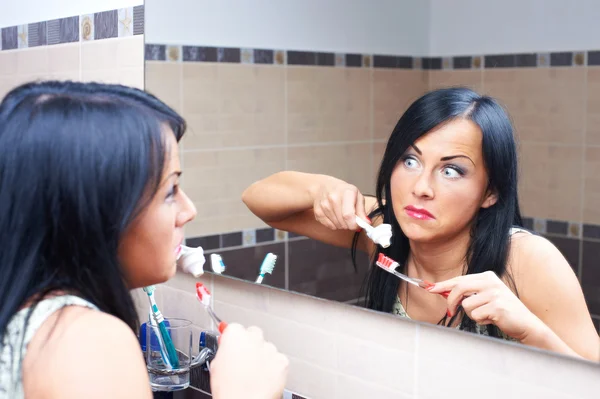 Attraktiva Kvinnor Nära Spegeln Borsta Tänderna Badrum — Stockfoto