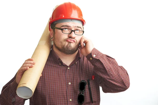 Constructeur sérieux en lunettes et casque rouge — Photo