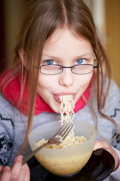 Klein meisje noedels eten — Stockfoto