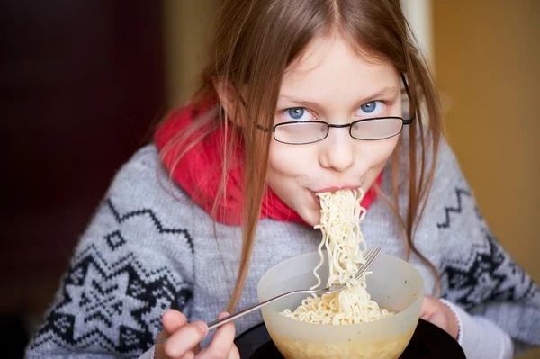 Menina comendo macarrão — Fotografia de Stock