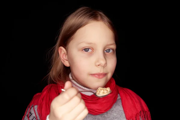 Liten jente spiser flak – stockfoto