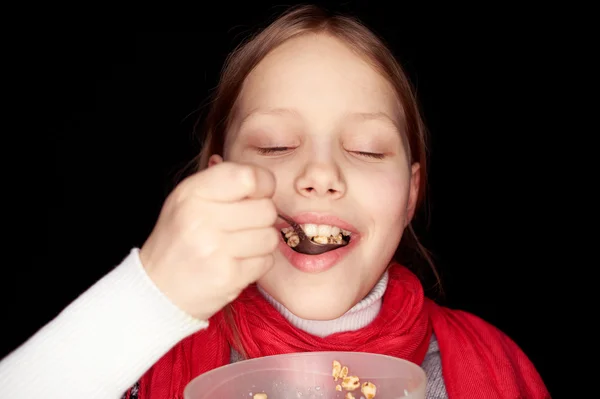 Маленькая девочка ест хлопья — стоковое фото