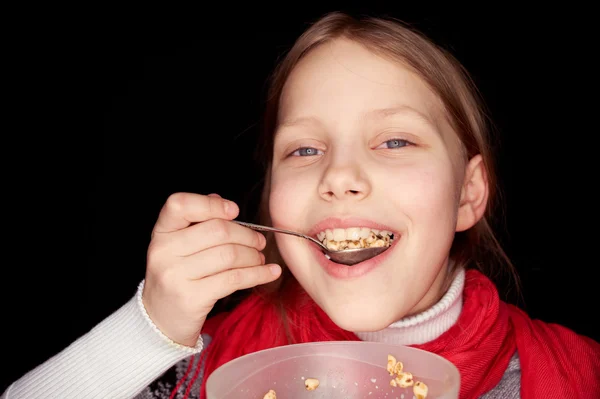 Liten jente spiser flak – stockfoto