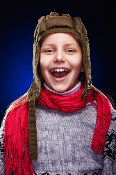 Legrační portrét smějící se dívka tankmans klobouček — Stock fotografie