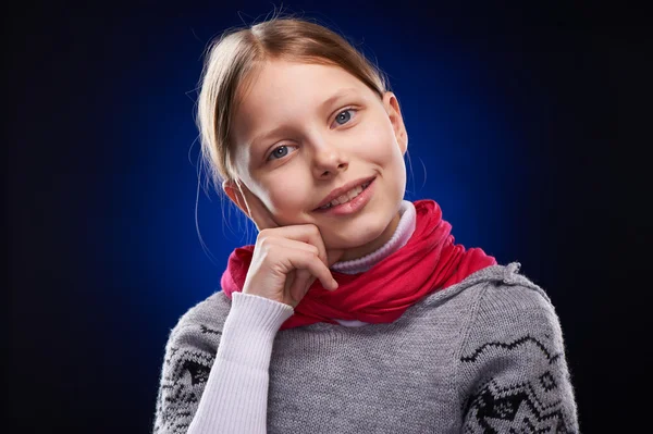 Niedliches kleines Mädchen mit Schal — Stockfoto