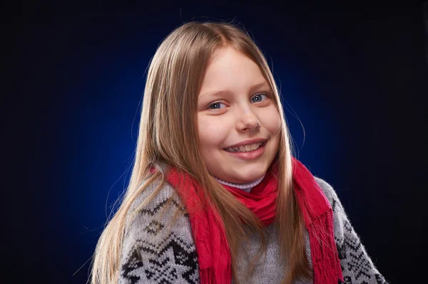 Милая маленькая девочка с шарфом — стоковое фото