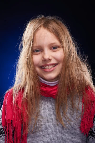 Мила дівчинка з шарфом — стокове фото