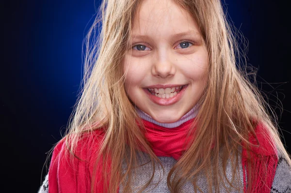 Cute dziewczynka z szalikiem — Zdjęcie stockowe
