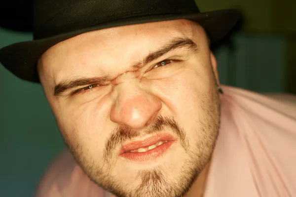 Homem zangado de chapéu . — Fotografia de Stock