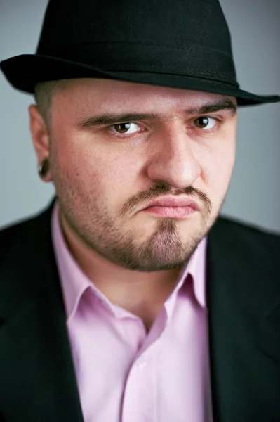 Uomo attraente in cappello nero — Foto Stock