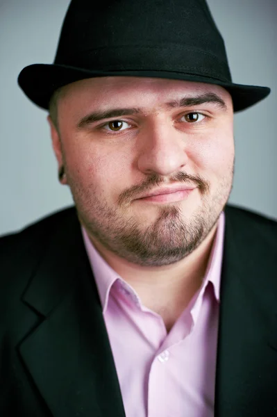 Attractief man in zwarte hoed — Stockfoto