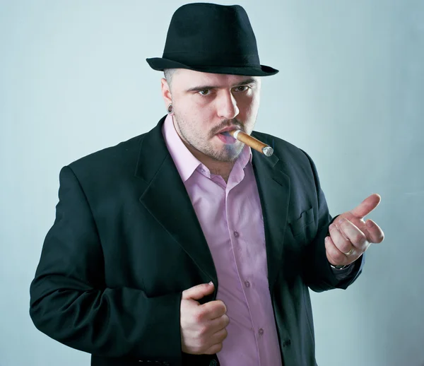 Homme avec cigare au chapeau — Photo