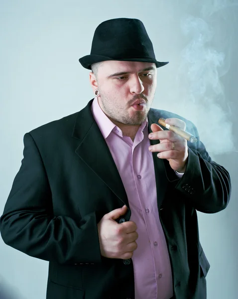 Homme avec cigare au chapeau — Photo