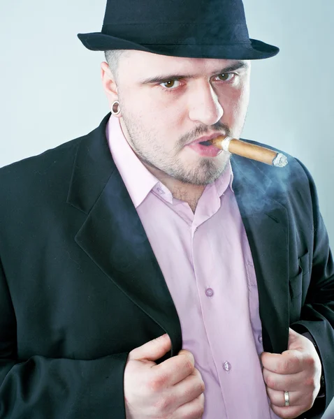 Uomo con sigaro in cappello — Foto Stock