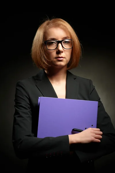 Mladá sekretářka žena na tmavém pozadí — Stock fotografie